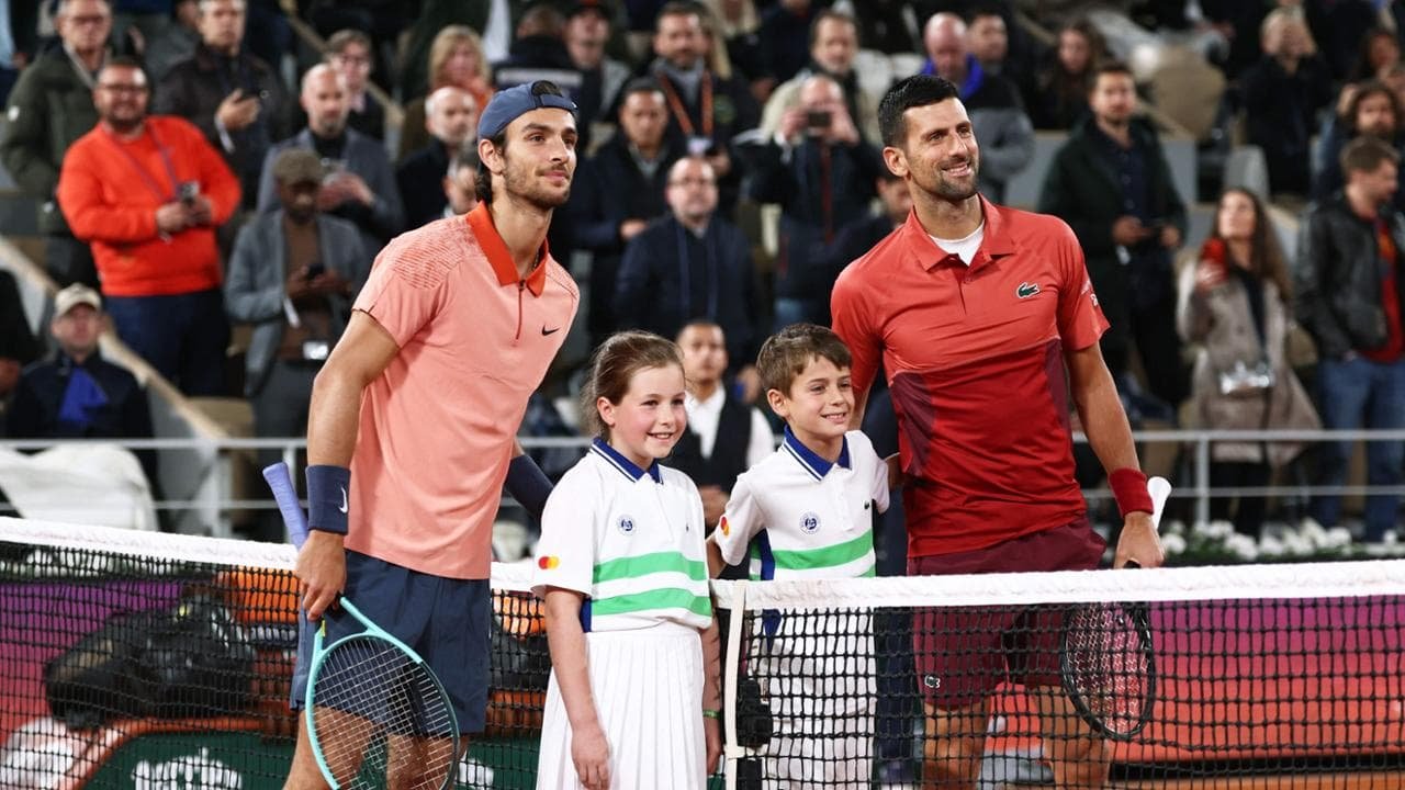 Musetti sfiora l'impresa ma Djokovic va avanti al Roland Garros